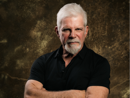 Aos 70 anos, Raul Gazolla estrela remontagem de “A Chorus Line”, musical que o lançou como ator