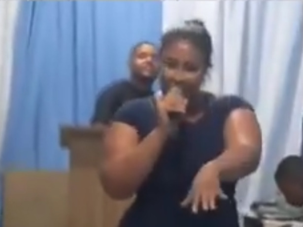 Pode isso, pastor? Mulher descobre traição do marido e expõe os dois na igreja