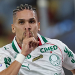 Paulinho, do Palmeiras, é denunciado pelo STJD após pedir “silêncio” a torcida do Flamengo