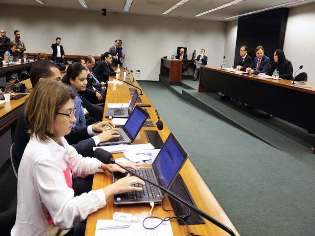 Fundão de R$ 4,9 bilhões para eleições 2026 é aprovado na CMO do Congresso