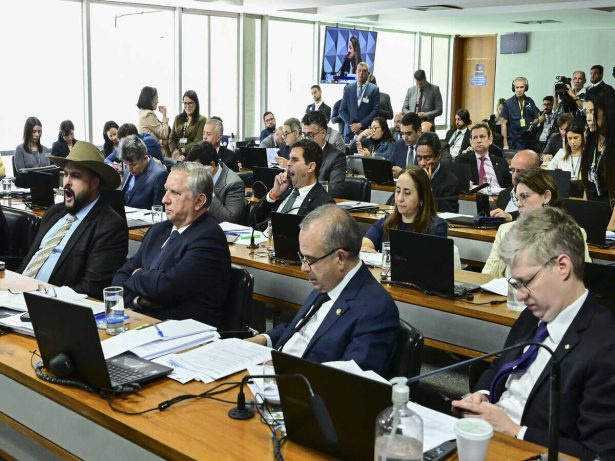 Senado adia decisão sobre fim do IR para salários de até R$ 5 mil