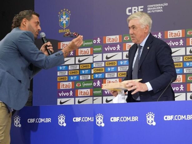 Carlo Ancelotti ganha camisa personalizada e óculos Juliette do portal LeoDias