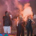 Susto no palco! Chamas atingem cabelo de backing vocal da Limão com Mel em show