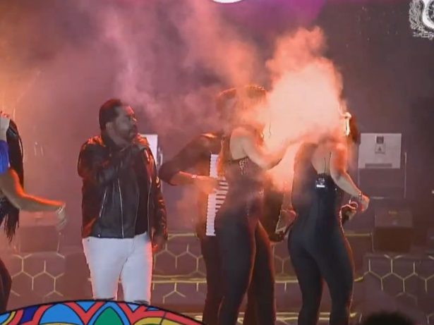 Susto no palco! Chamas atingem cabelo de backing vocal da Limão com Mel em show