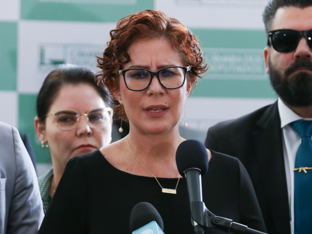 Câmara envia à CCJ processo de cassação de Carla Zambelli após condenação no STF