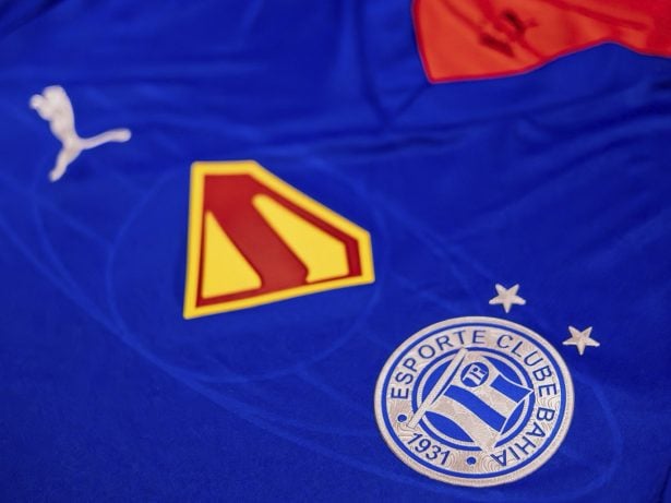 Esporte Clube Bahia lança camisa do Superman em parceria inédita com a DC Studios