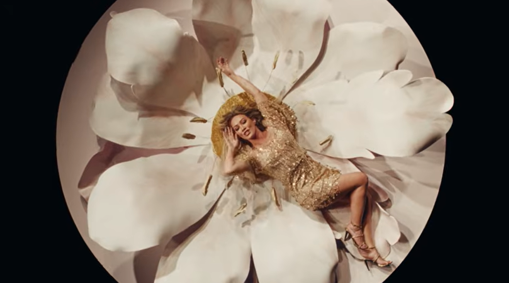 Crédito: Reprodução YouTube Hilary Duff