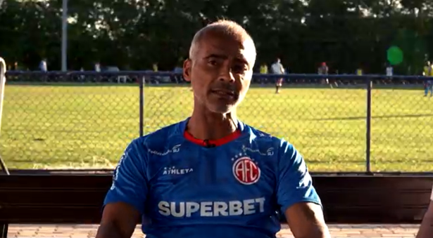 Senado aprova projeto relatado por Romário para profissionalizar a arbitragem