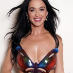 Katy Perry aposta em look assinado por estilista brasileira para lançar novo álbum