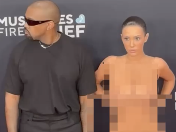 Esposa de Kanye West surge nua no tapete vermelho do Grammy