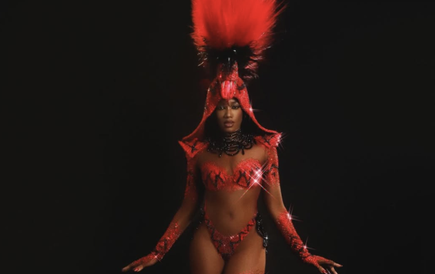 Após gestação, IZA fala sobre mudanças no corpo para o Carnaval: “A pressão estética é muito grande”