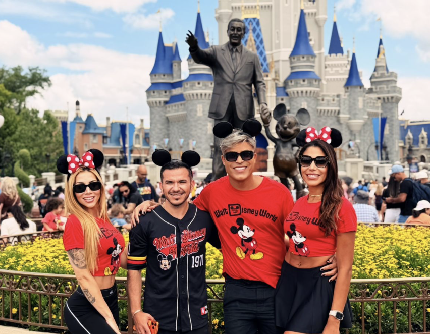 Irinaldo no Parque da Disney (EUA) com seus amigos Angelica Sulla, Dr. Caio Silva Alves e Ludimilla Germano Irinaldo no Parque da Disney (EUA) com seus amigos Angelica Sulla, Dr. Caio Silva Alves e Ludimilla Germano