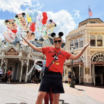 Assessor Irinaldo Oliver celebra aniversário na Disney ao lado de amigos