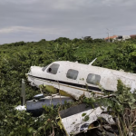 Avião de pequeno porte cai em praia de Santa Catarina e deixa dois feridos