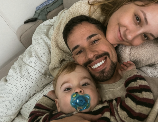 Viúvo de Isabel Veloso publica foto com a noiva e o filho e divide opiniões