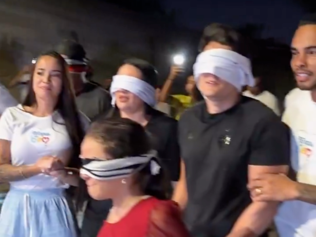Motoboy que salvou menina de ataque de abelhas ganha carro e moto