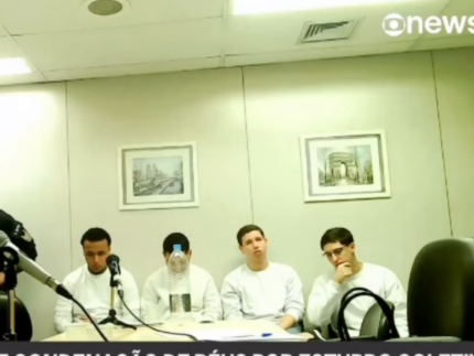 Os quatro réus em audiência