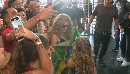 Cantora Shakira foi recebida no Aeroporto do Galeão por dezenas de fãs; ela fará shows no RJ e em SP