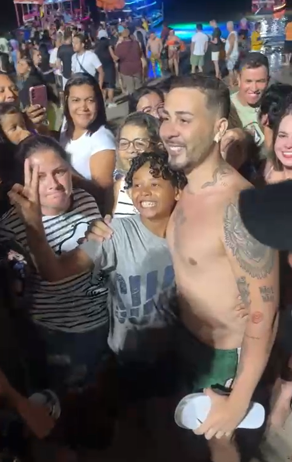 Carlinhos Maia ovacionado em praia de Maceió (Foto: Reprodução)