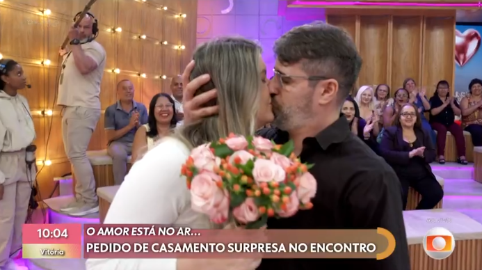 Pedido de casamento surpresa no palco do Encontro com Patrícia Poeta — Foto: Globo