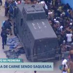 Carga de carne é saqueada no RJ diante de blindado da polícia e imagens chocam