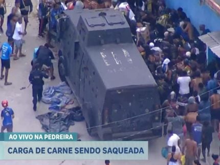 Carga de carne é saqueada no RJ diante de blindado da polícia e imagens chocam
