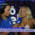 Cariúcha tenta “quebrar o gelo” com Sonia Abrão e se convida para o “A Tarde É Sua”
