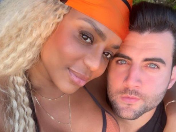 Cariúcha se defende de ataque após revelar romance com bonitão dos olhos claros