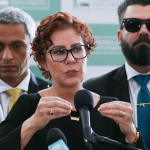 Carla Zambelli pede licença de 120 dias da Câmara e nega ter fugido do Brasil