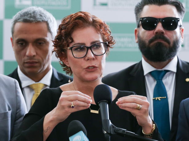 Carla Zambelli pede licença de 120 dias da Câmara e nega ter fugido do Brasil