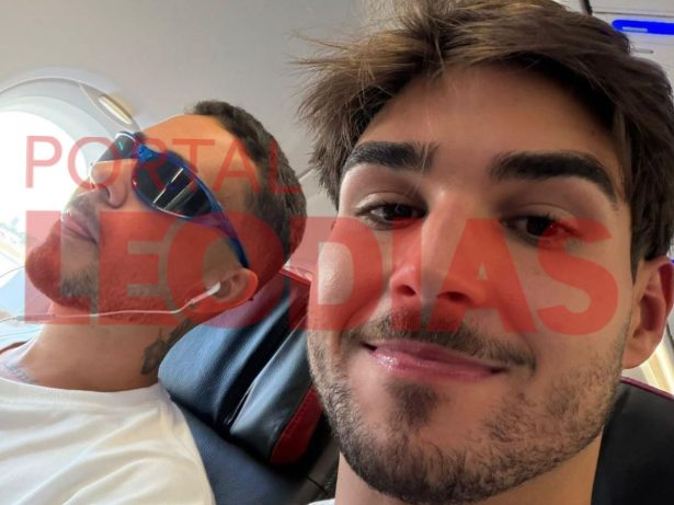 Novo amor para 2026? Carlinhos aparece em avião rumo a Trancoso com Lucas Lobato