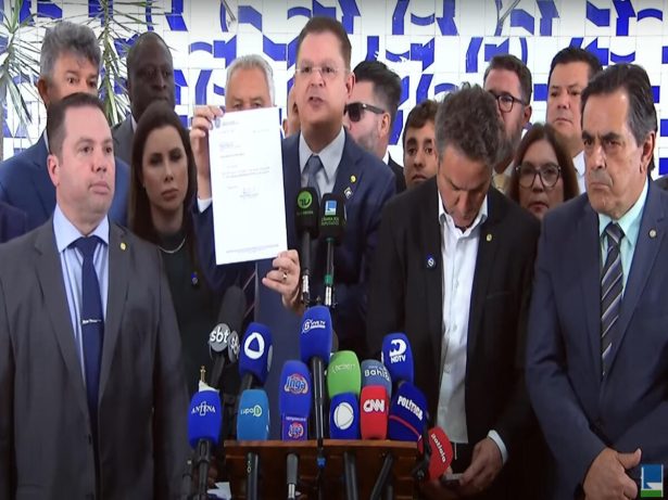 PL muda liderança da Minoria para tentar “blindar” mandato de Eduardo Bolsonaro na Câmara