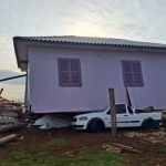 Casa “voa” e para em cima de carro após tornado em Santa Catarina
