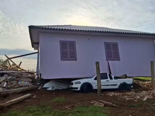 Casa “voa” e para em cima de carro após tornado em Santa Catarina