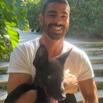 Cauã Reymond apresenta seu novo doguinho nas redes sociais, batizado de Batman