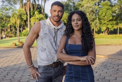 Presença feminina é mais intensa e indispensável na vida da TVs 2 Maria de Fátima (Bella Campos) e César (Cauã Reymond)