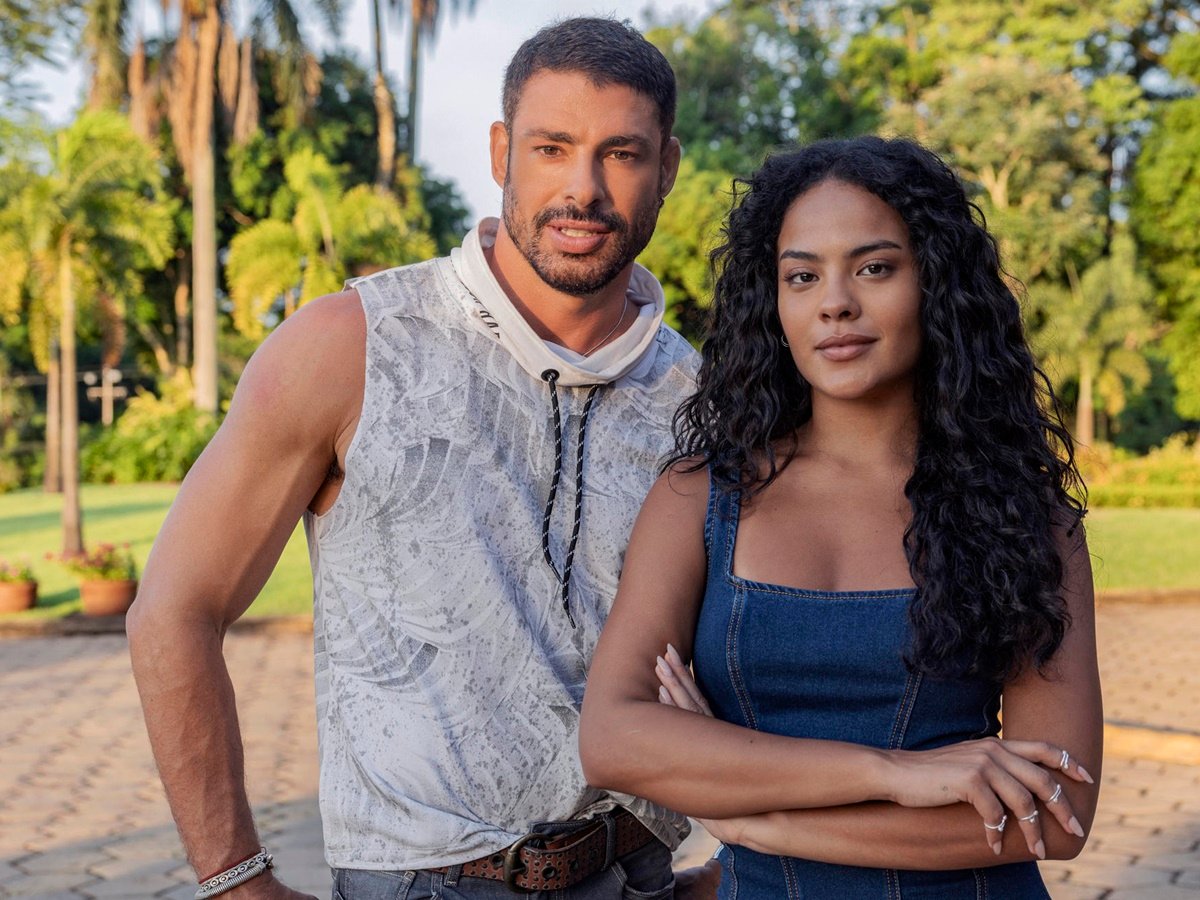 Maria de Fátima (Bella Campos) e César (Cauã Reymond)