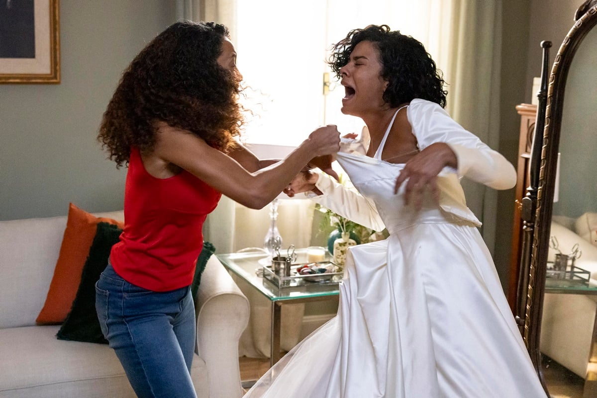 Raquel (Taís Araujo) discute com Fátima (Bella Campos) e rasga o vestido de noiva da filha.