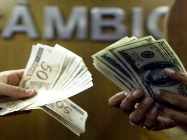 Balanço positivo: bolsa brasileira dispara e bate novo recorde; dólar recua