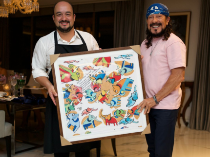 Chef amigo de Bell Marques prepara jantar com músicas dele no menu e ganha presente