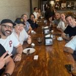 Churrasco com o ídolo: Neymar presenteia funcionários do Santos com almoço