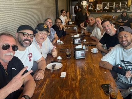 Churrasco com o ídolo: Neymar presenteia funcionários do Santos com almoço
