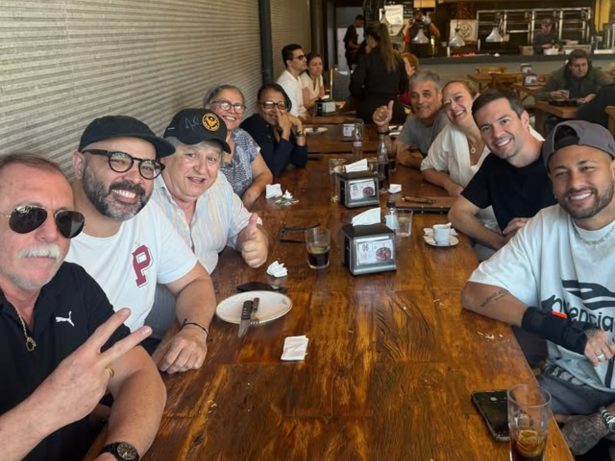 Churrasco com o ídolo: Neymar presenteia funcionários do Santos com almoço