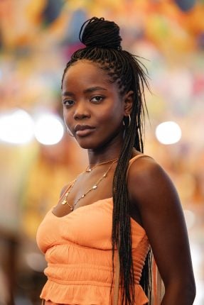 Hino Nacional e o minuto de silêncio são esculhambados nos campos de futebol 2 Clara Moneke, protagonista de Dona de Mim/ Crédito: Globo/ Manoella Mello