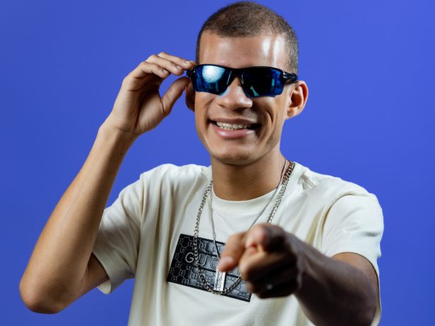 Deficiente visual do interior da Bahia faz música em homenagem a Vini Jr. e viraliza