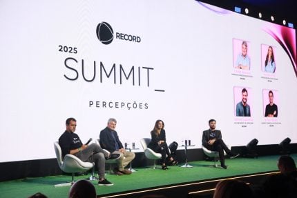 Troféu Imprensa está quase lá, mas ainda falta um grande prêmio da TV 3 Alarico Naves (Comercial), Cléber Machado, Paloma Tocci e Antonio Guerreiro (vice de Jornalismo) em convenção da Record / Crédito: Antonio Chahestian
