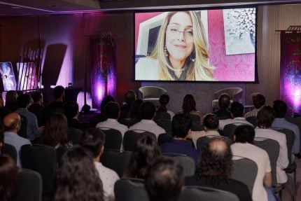 (A autora Cristiane Cardoso, por meio de telão, participa de evento da série “Paulo, O Apóstolo”/ Divulgação) 