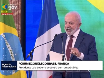 Lula minimiza crise de imagem e diz estar “feliz da vida” durante visita à França