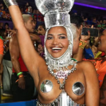 Transparências e recortes esquentam o Desfile das Campeãs com ousadia das famosas