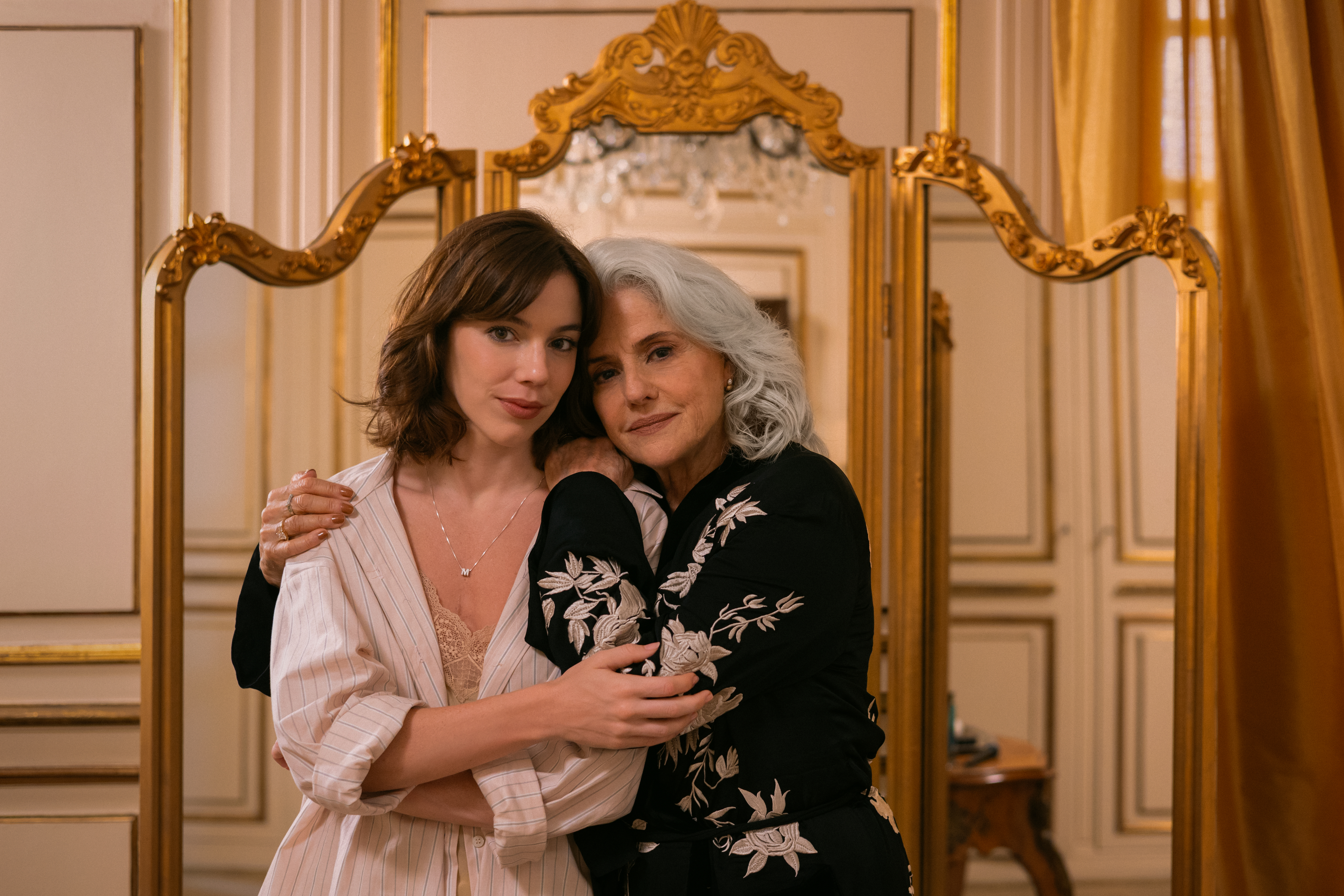 DOM DE ILUDIR. Alice Wegmann as Maira, Marieta Severo as Lucia in Dom de Iludir.Cr. Marcos Serra Lima/Netflix © 2026 DOM DE ILUDIR. Alice Wegmann as Maira, Marieta Severo as Lucia in Dom de Iludir.Cr. Marcos Serra Lima/Netflix © 2026